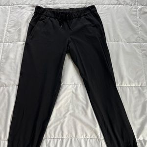 Lululemon on the Fly Jogger Size 8